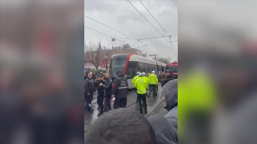 Fatih'te tramvayın çarptığı motosikletli hastanede hayatını kaybetti