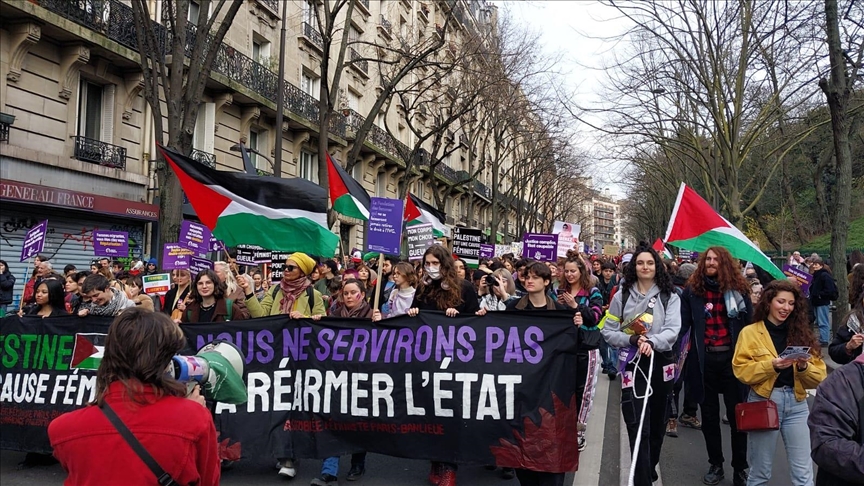 France : Des milliers de femmes manifestent pour leurs droits à Paris 