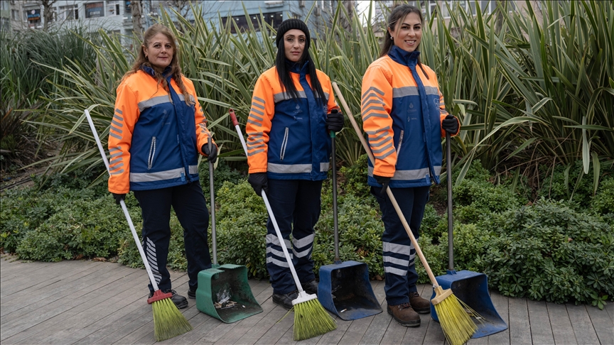 İstanbul'un meydanlarına kadın temizlik işçilerinin eli değiyor