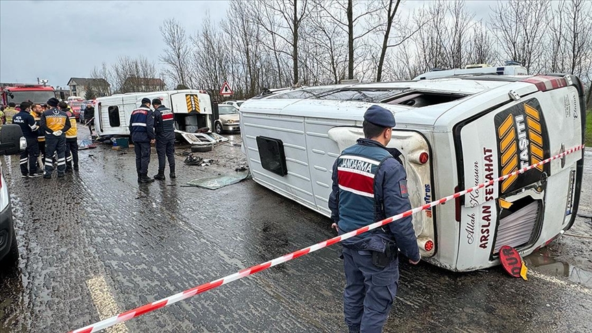 Bartın'da işçi servisleri çarpıştı, 1 kişi öldü, 29 kişi yaralandı
