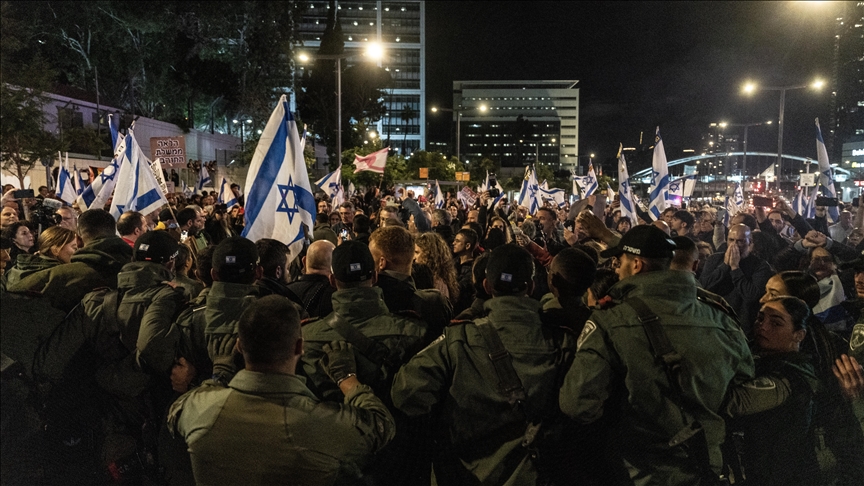 مئات الإسرائيليين يغلقون شارعا حيويا وسط تل أبيب