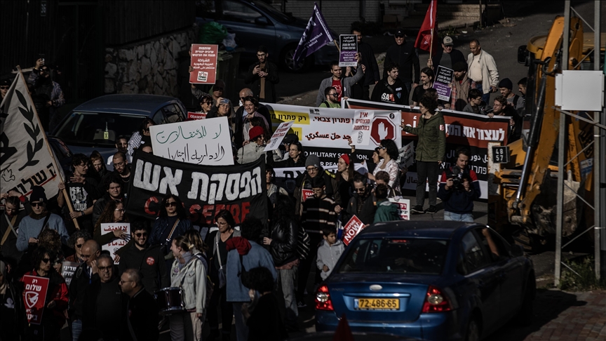 Hundreds of Israelis rally near Tel Aviv, demanding early elections