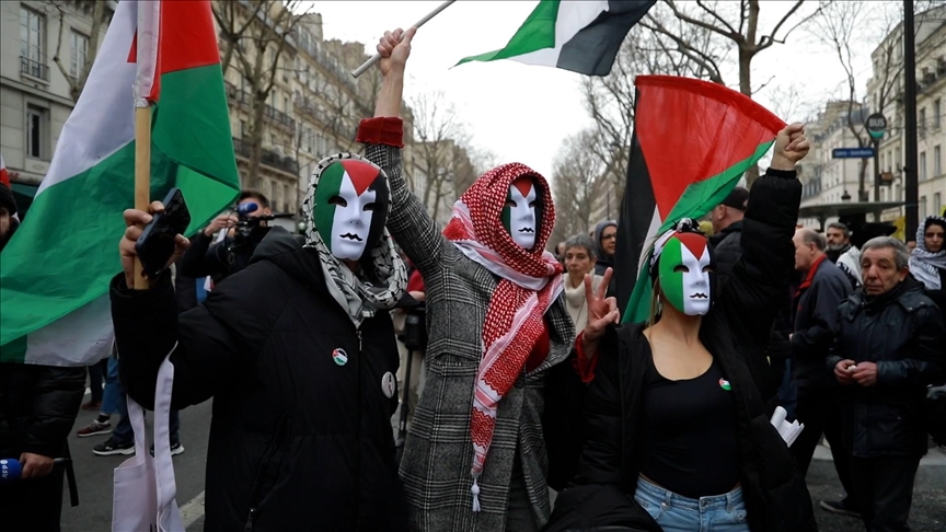 Des dizaines de milliers de personnes rassemblées à Paris pour exiger un cessez-le-feu immédiat à Gaza 