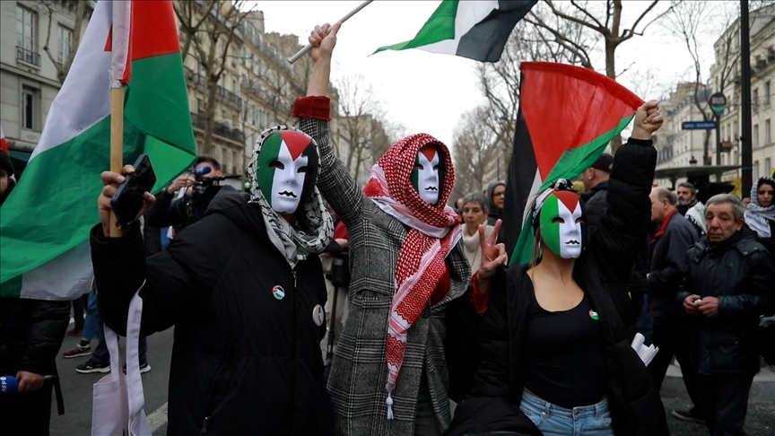 Des dizaines de milliers de personnes rassemblées à Paris pour exiger un cessez-le-feu immédiat à Gaza