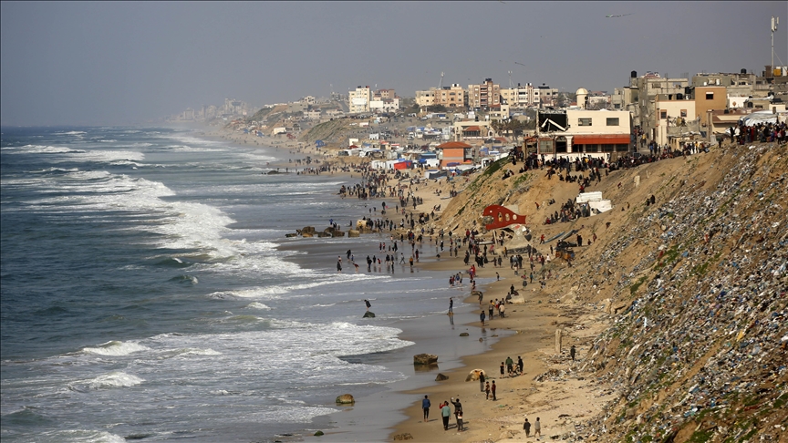 شاطئ غزة.. متنفس وحيد للهروب من رائحة البارود ومشاهد الموت