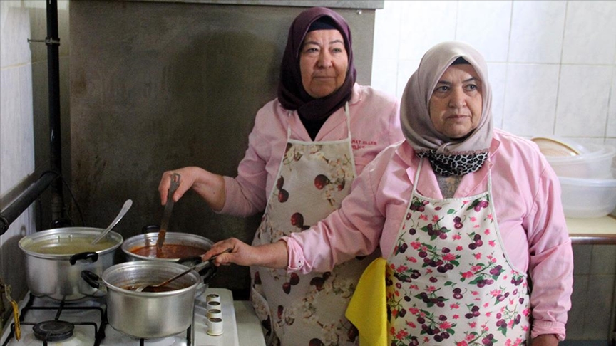 Kadınlar kurdukları kooperatifte yemek yaparak kazanç elde ediyor