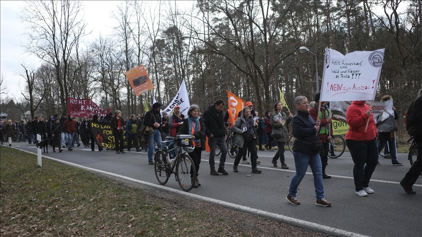 Almanya'da Tesla'nın giga fabrikasının genişleme planı protesto edildi