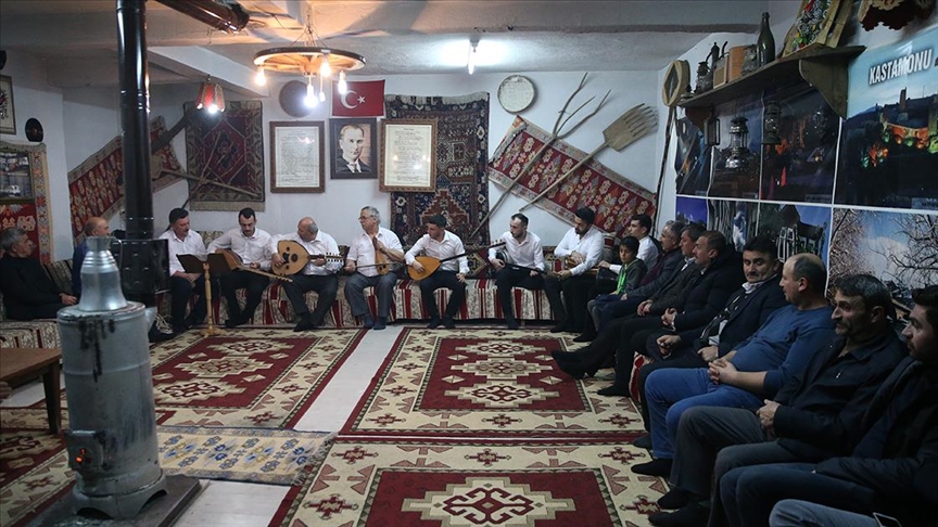 Köylerinde "muhabbet geceleri" ile geleneklerini yaşatıyorlar