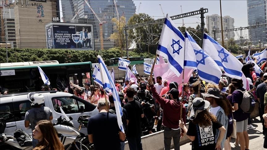 Hundreds of Israelis block highway in central Tel Aviv