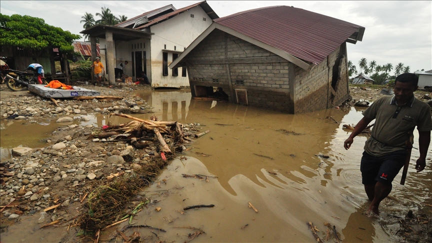 Death toll from Indonesia flash floods, landslides jumps to 21