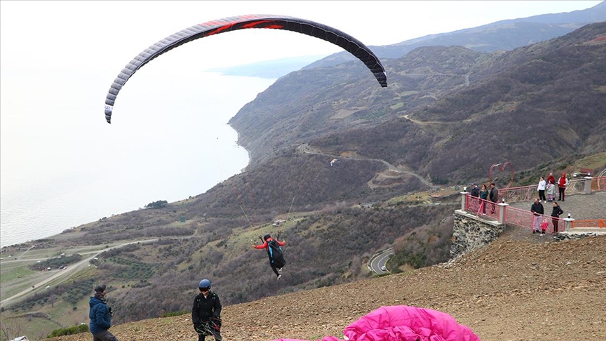 Yabancı turistlerin de keşfettiği Uçmakdere'de yamaç paraşütü uçuşlarının sayısı artıyor