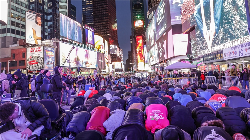 SHBA, muslimanët falin namazin e parë të teravisë në sheshin "Times" në New York