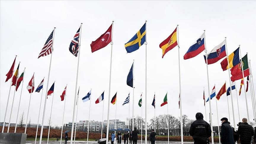 رفع علم السويد في مقر الناتو