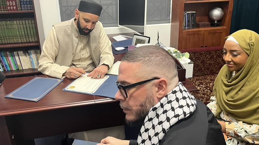 مع حلول شهر رمضان.. الناشط الأمريكي شون كينغ يعتنق الإسلام