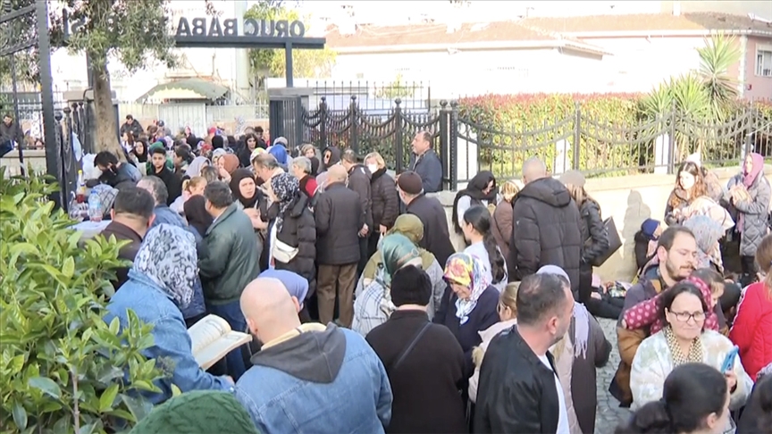 Oruç Baba Türbesi'nde ramazanın ilk iftarına yoğun ilgi