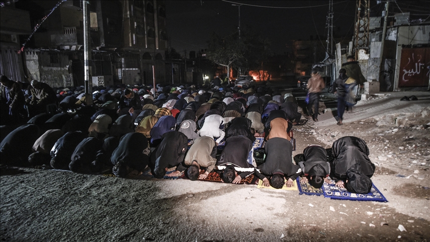 Gazzeliler, İsrail'in yıktığı camilerin enkazında ezan sesini yükseltmeye ve namaz kılmaya devam ediyor