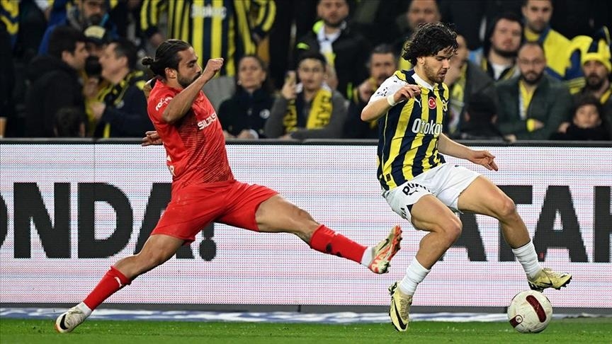 Fenerbahce win at home to cling to Turkish league title race