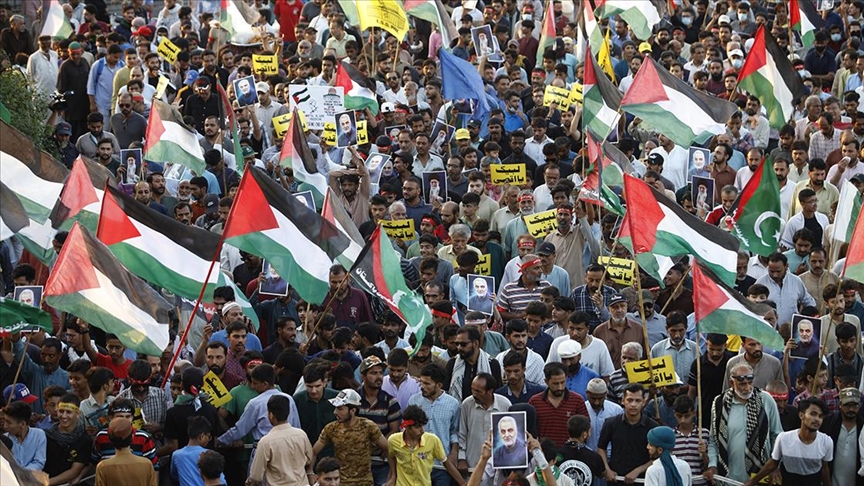 Pakistan'da binlerce kişi, "İsrail'in Gazze'deki soykırımının son bulmasını" talep etti