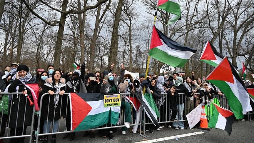 أمريكا.. محتجون يقاطعون اجتماعا لبيع عقارات فلسطينية لليهود