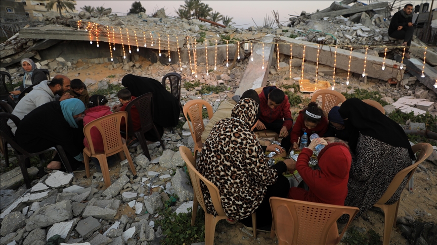 في غرة رمضان.. إفطار جماعي بين أنقاض منازل دمرتها إسرائيل برفح