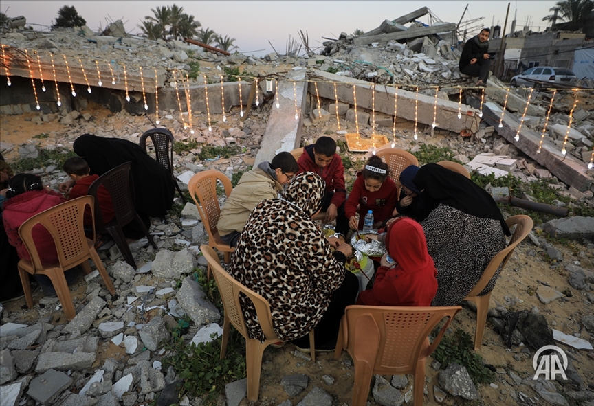 1er jour de Ramadan à Gaza : un Iftar collectif au milieu des ruines des maisons détruites par Israël à Rafah