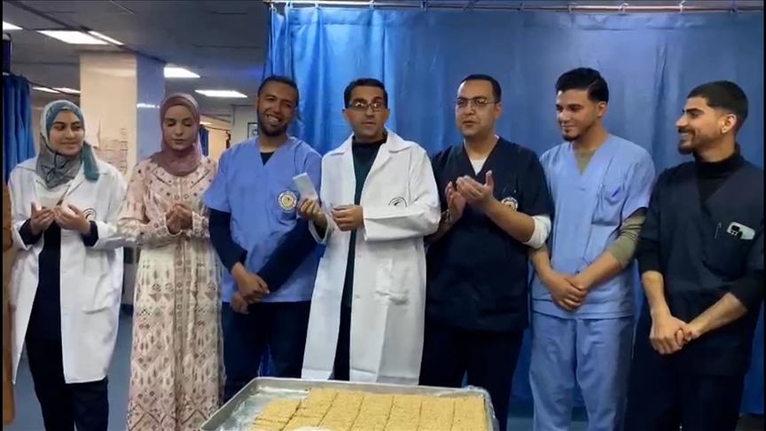 فرحة منقوصة.. طبيبان بغزة يحتفلان بزفافهما في مستشفى الشفاء