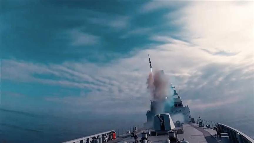 Türkiye'nin yerli dikey fırlatma sistemi füzeleri bir donanma fırkateyninden fırlatıyor