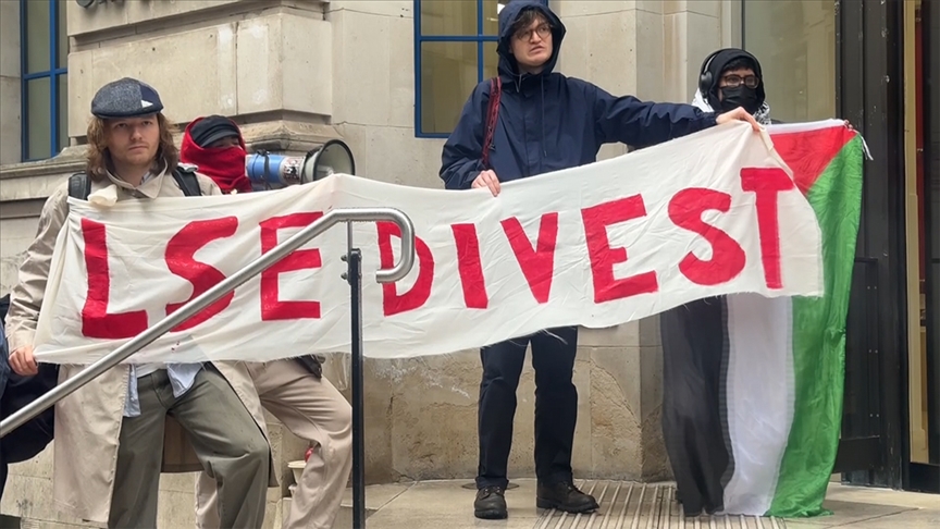 Londra'da, bir üniversiteye İsrail'e silah tedarik eden şirketlere yatırım yaptığı gerekçesiyle protesto
