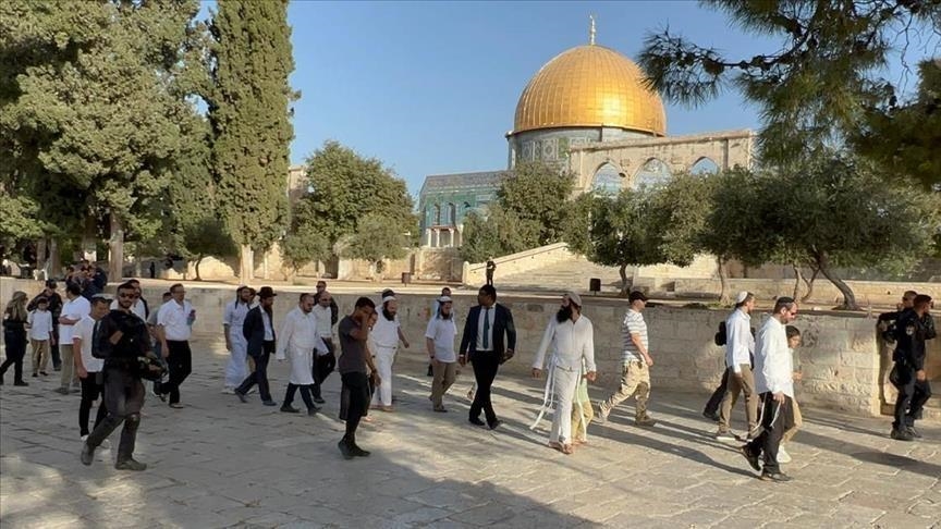 Hundreds of Jewish settlers with Israeli security storm Al-Aqsa Mosque
