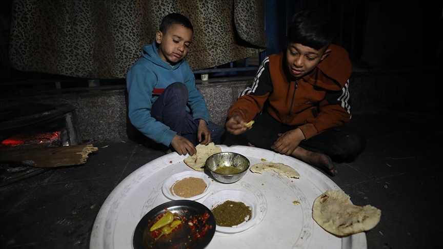 İsrail'in kıtlığa sürüklediği Gazze'de sahur yapan Filistinli çocuk: Yemek yemek istiyoruz, ekmek istiyoruz