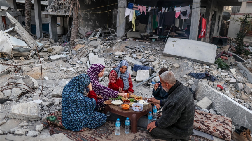 في غرة رمضان.. إفطار جماعي بين أنقاض منازل دمرتها إسرائيل برفح