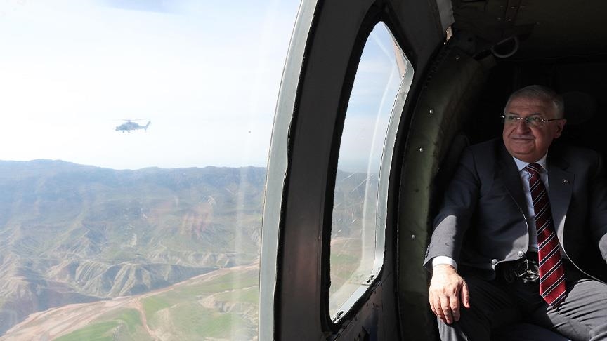 وزير الدفاع التركي يتفقد حدود بلاده مع العراق