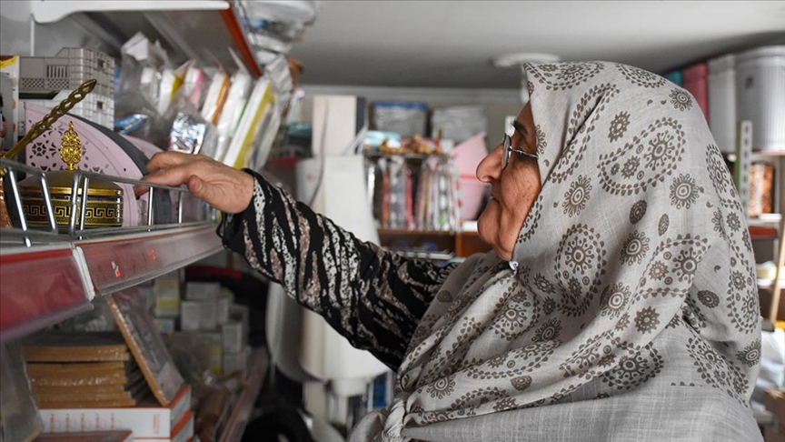 "Bakkal teyze" 22 yıldır işlettiği dükkanında değişen alışveriş kültürüne direniyor