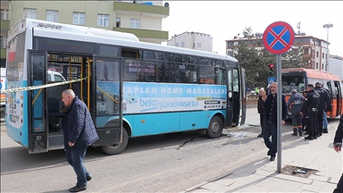 Erzurum'da halk otobüsü, minibüs ve otomobilin karıştığı kazada 14 kişi yaralandı