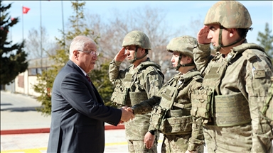 Turkish defense chief visits Iraqi border