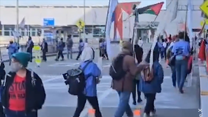 ABD'de Filistin destekçileri, Gazze'de ateşkes talebiyle havalimanında gösteri düzenledi