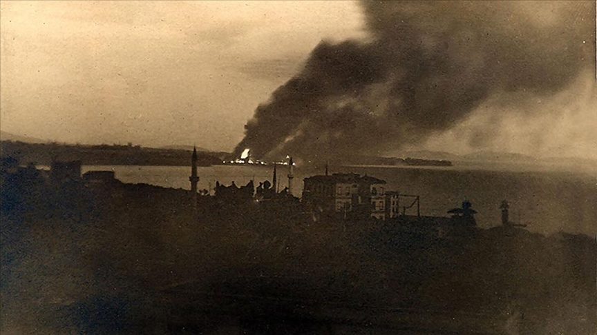 Çanakkale'de 18 Mart 1915'te yaşanan bombardıman fotoğraf karelerinde