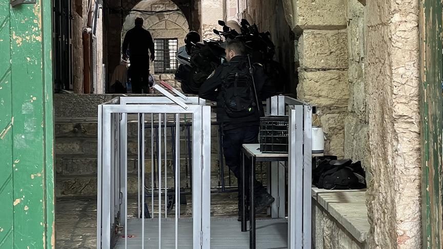 الشرطة الإسرائيلية تضع تحصينات لأفرادها خارج أبواب الأقصى