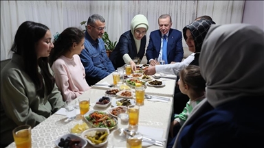 Erdogan sa suprugom Emine iftario kod turske porodice u Ankari