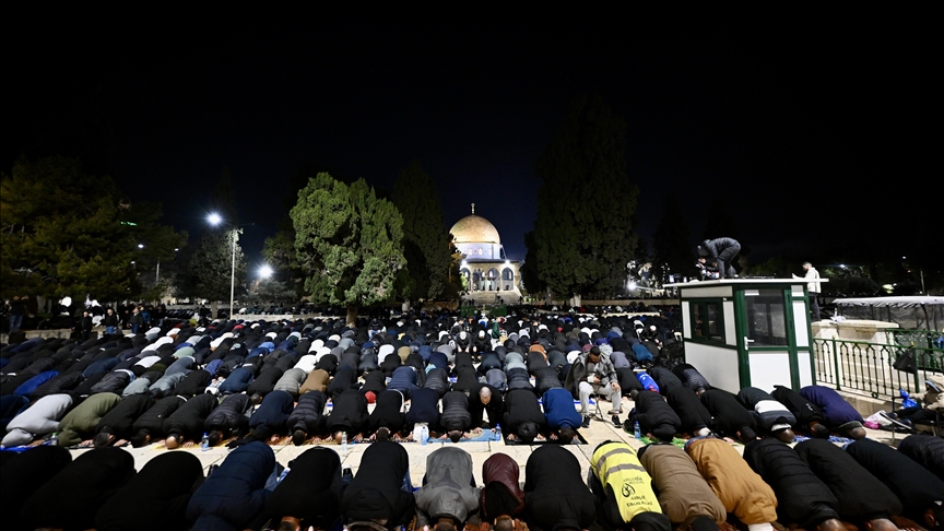 Al menos 70.000 palestinos realizan oración de Tarawij en la Mezquita de Al Aqsa pese a restricciones