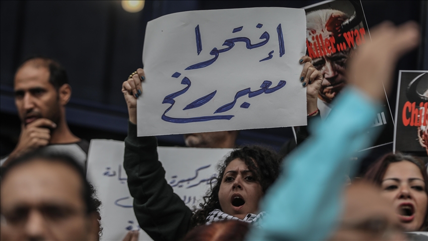 مصريون ينظمون وقفة تضامن مع غزة أمام معبر رفح الحدودي