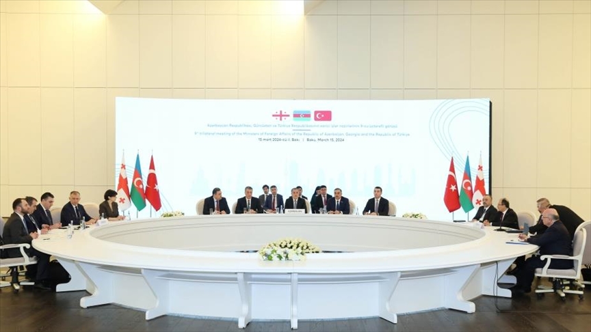 В Баку проходит трехстороння встреча глав МИД Турции, Азербайджана и Грузии