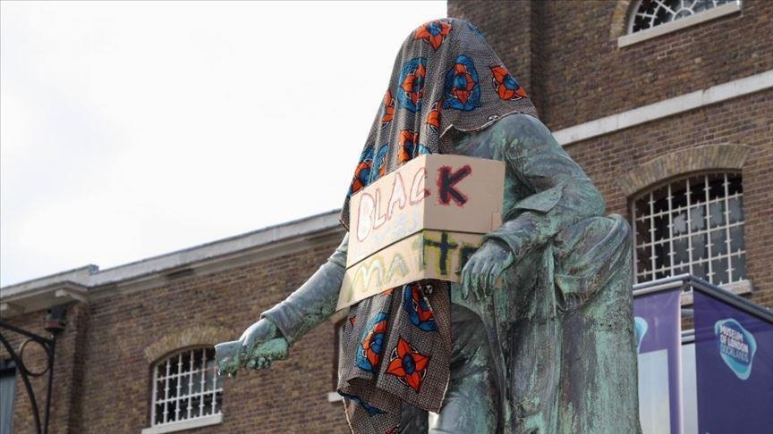 Royaume-Uni : Le musée de Bristol dévoile une exposition présentant une statue controversée d'un marchand d'esclaves