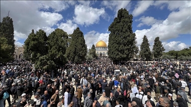 И покрај израелските ограничувања, во Ал Акса 80.000 Палестинци ја извршија првата петочна молитва во Рамазан