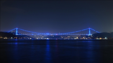 FSM Köprüsü kolon kanseri farkındalığı için mavi renge büründü