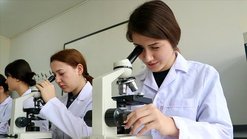 Bursa'da meslek lisesi öğrencileri turşu suyundan sıvı gübre üretti