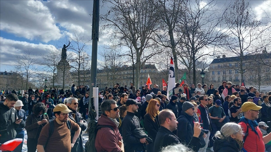 France : des centaines de personnes manifestent à Paris contre les "violences policières" et le "racisme systémique"