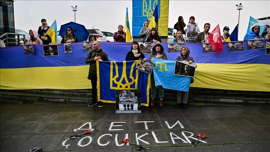 Istanbul : Des ukrainiens commémorent le deuxième anniversaire du bombardement du théâtre de Marioupol