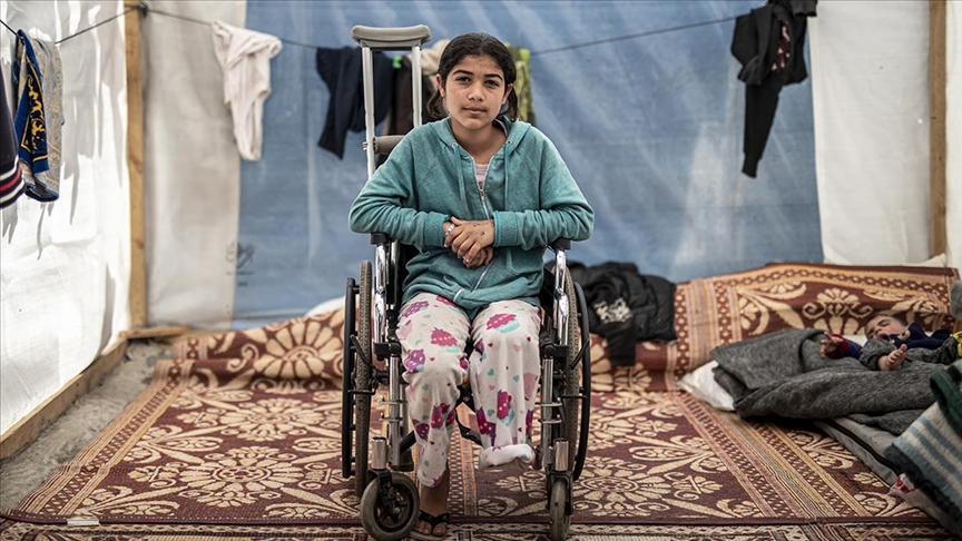 İsrail'in saldırılarında ailesini ve bacağını kaybeden 11 yaşındaki Rezzan: Sahip olduğum tek şey bu koltuk değnekleri