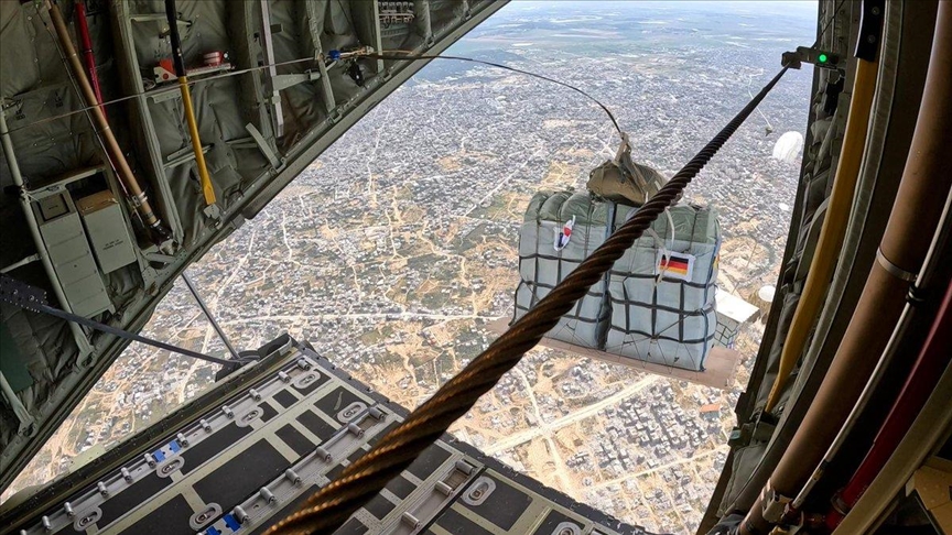 La Fuerza Aérea alemana lanza en paracaídas por primera vez suministros de socorro sobre Gaza